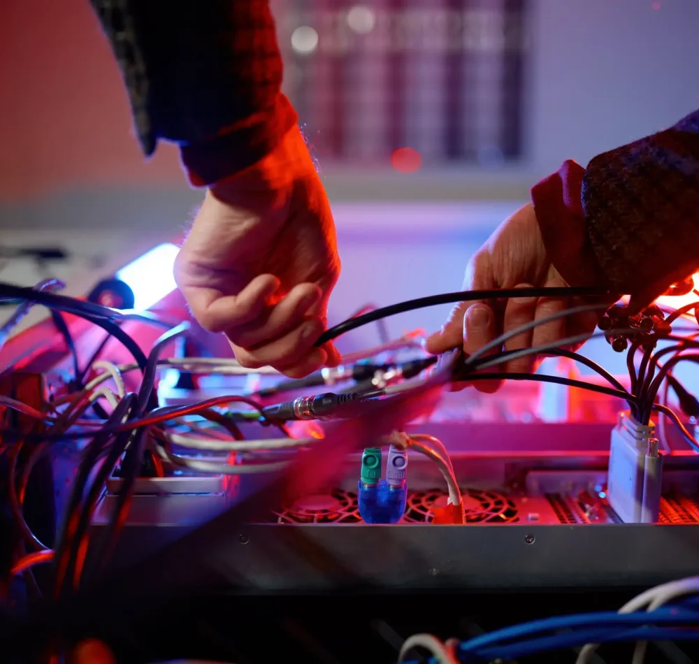 optim-closeup-hand-of-it-technician-working-with-cable-a-2026-01-06-09-37-26-utc